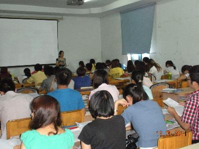 外语公司肖经理在多媒体教室给员工上课